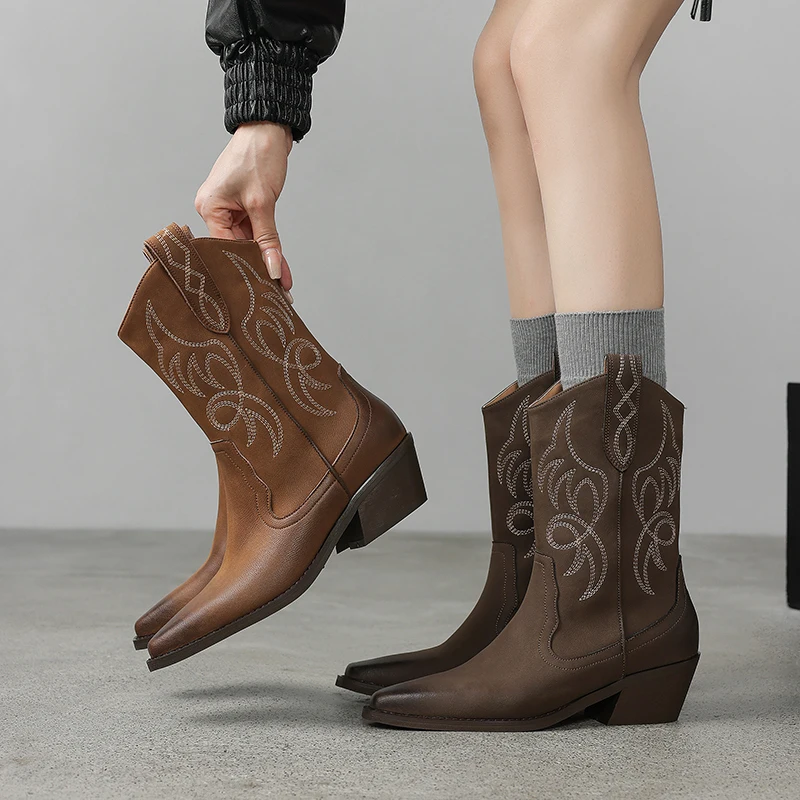 

Новинка 2026, осенне-зимние женские ботильоны из натуральной кожи, ботинки в стиле вестерн из спилка высотой 22-25 см с квадратным носком и вышивкой на толстом каблуке