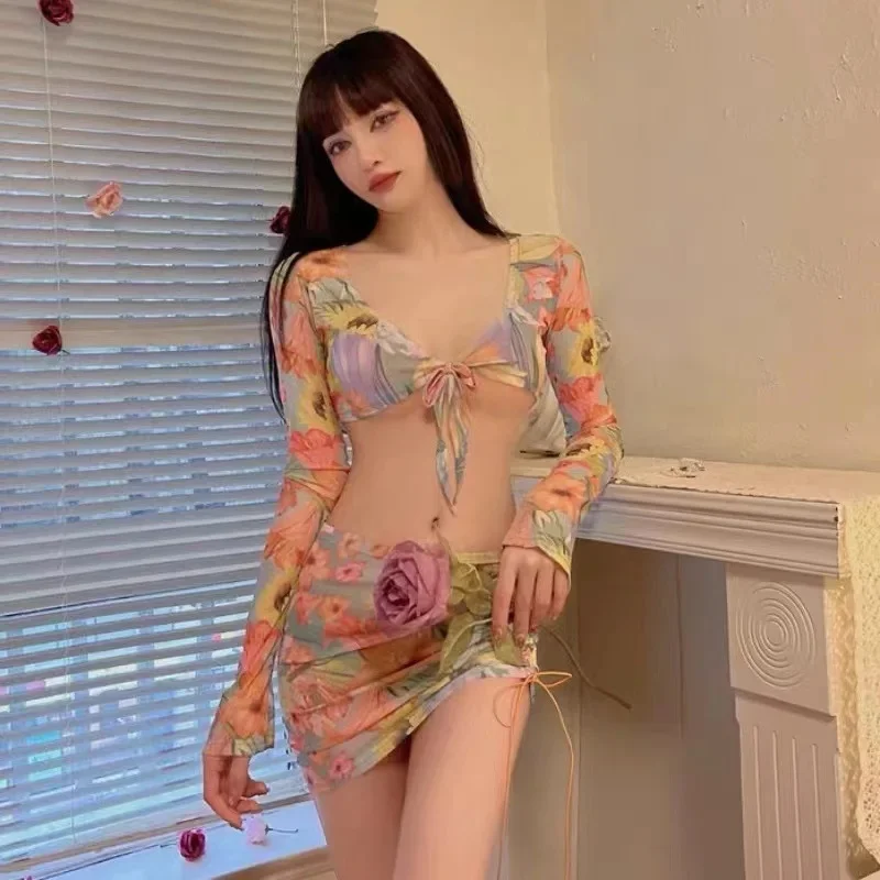 Bikini Sexy Hot Girl V-hals Borst Gebonden Met Bloemen Mesh Ultradun T-shirt + Driehoek Broek Verpakt Billen Rok Strandvakantie