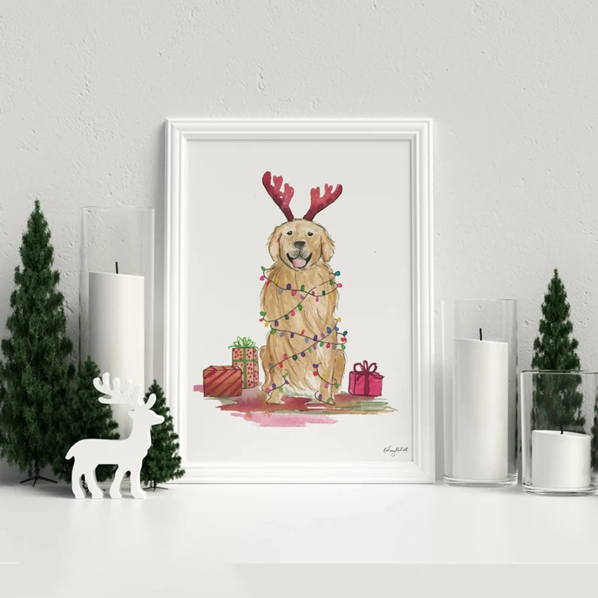 Fairy Lights Bedroom - モダンなデザインの子犬がクリスマスイルミネーションで飾られた壁掛けアートプリント、キャンバス絵画、ポスター。リビングルームや寝室などのインテリアに最適。