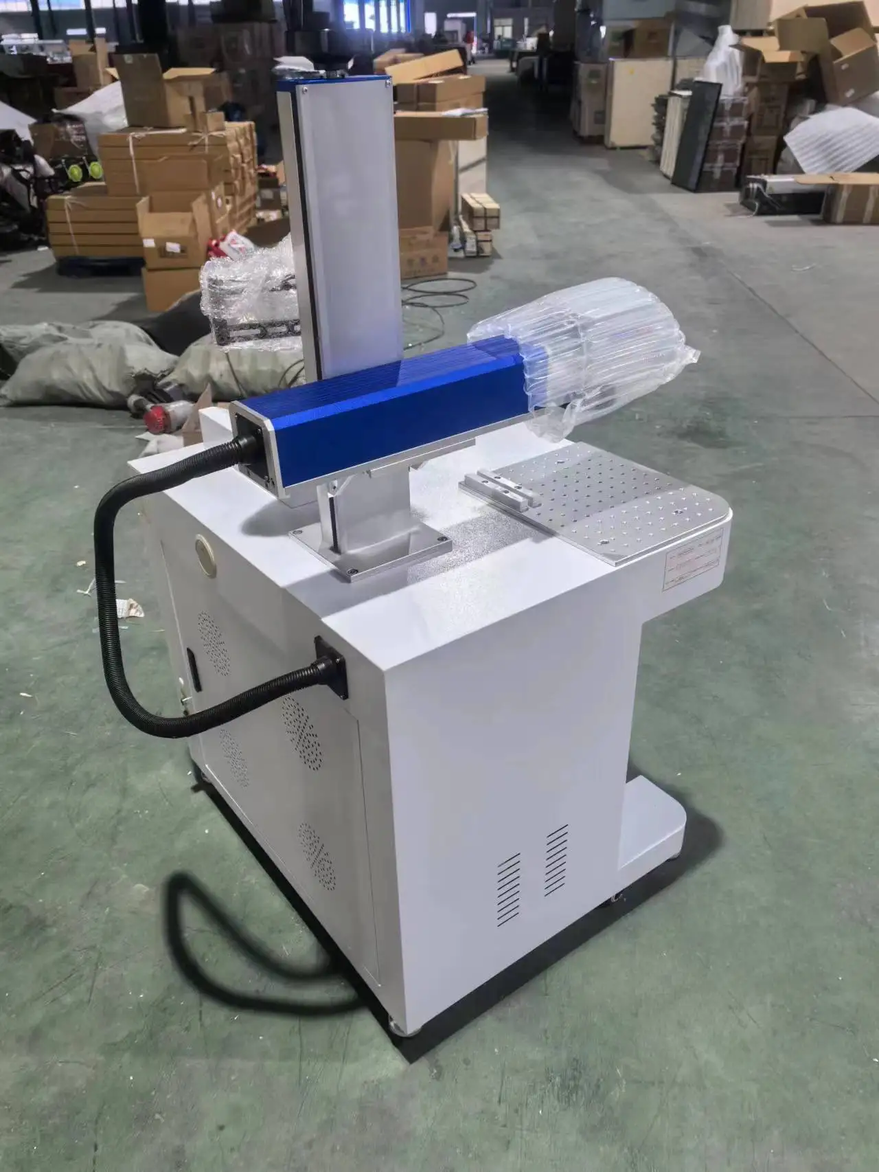 

FM-400Plus-I Электрическая подъемная платформа Минимальная ширина линии: 0,01 мм Точность повторения: ± 0,0001 мм Лазерная маркировочная машина