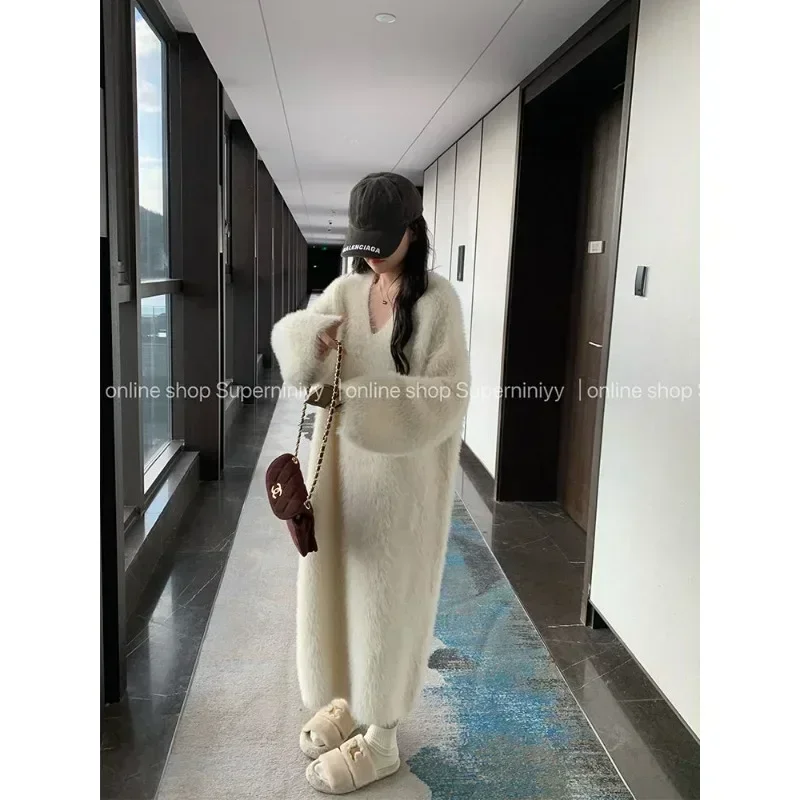 ชุดผู้หญิงหนาการเข้ารหัสลมขี้เกียจยาว V คอกระโปรง Anti-Mink กํามะหยี่หลวม Slim กระโปรงยาวฤดูหนาวสูงยืด