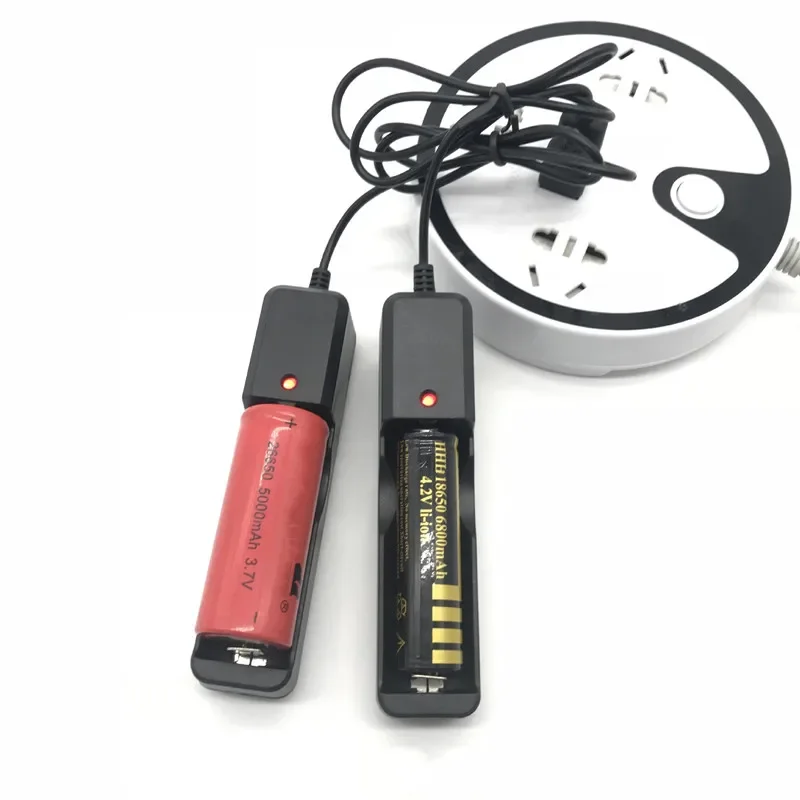 Universal USB Smart Charger 18650 Lithium Battery Charger Flashlight Toy 26650 16340.14500.18500 3.7V 4.2V Lighting Power Bank