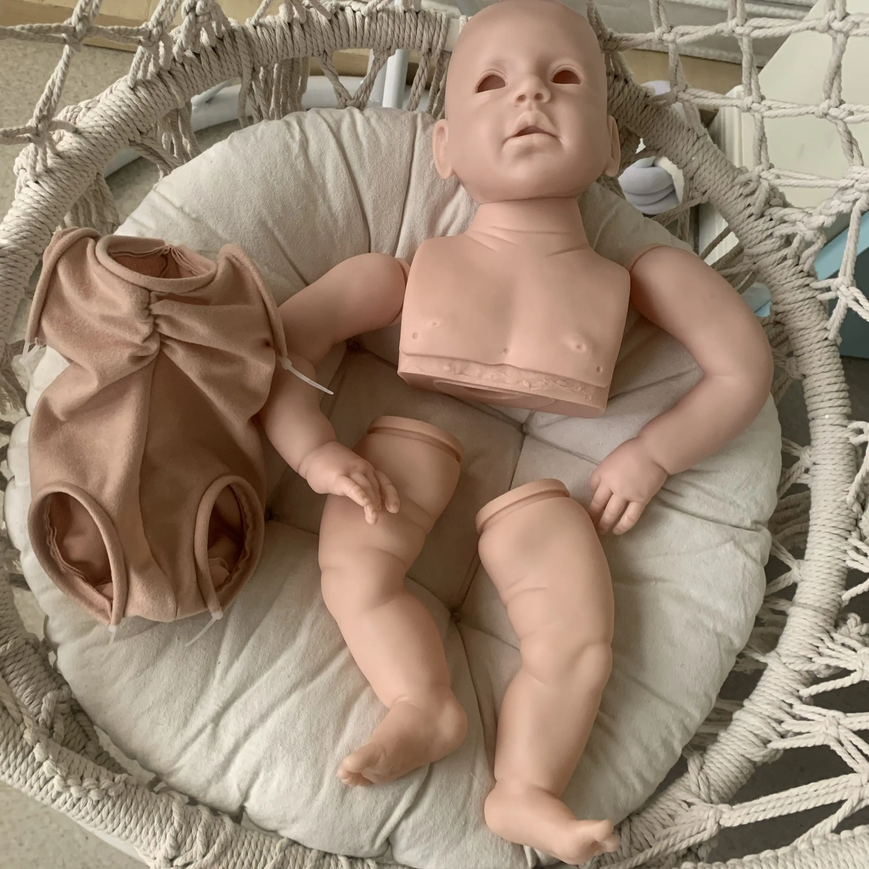DLS 25 بوصة Reborn ISABELLA Doll Kit طفل الأميرة فتاة لمسة ناعمة أجزاء الدمية غير المكتملة