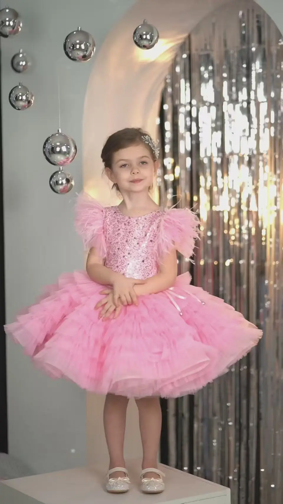 Maßgeschneidertes, elegantes, gestuftes, rosafarbenes Ballkleid mit Pailletten für Babys, O-Ausschnitt, knielang, rückenfrei, Blumenmädchenkleider, Festzugskleider – Detail 5