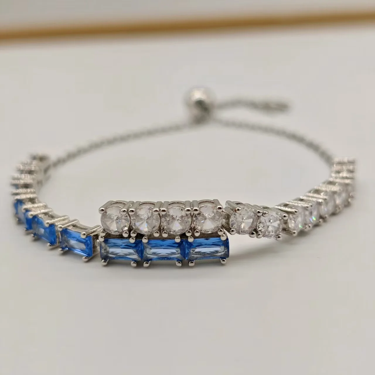 

Fresh white diamond four claw round blue square diamond bracelet