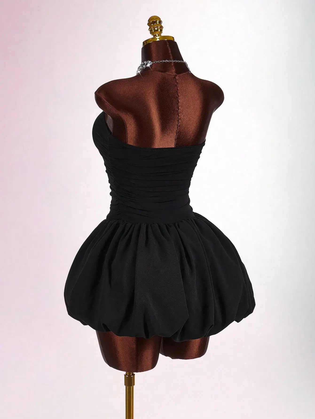 Zwarte strapless mini-jurk met ruches en pofrok voor zomerfeesten en vakanties