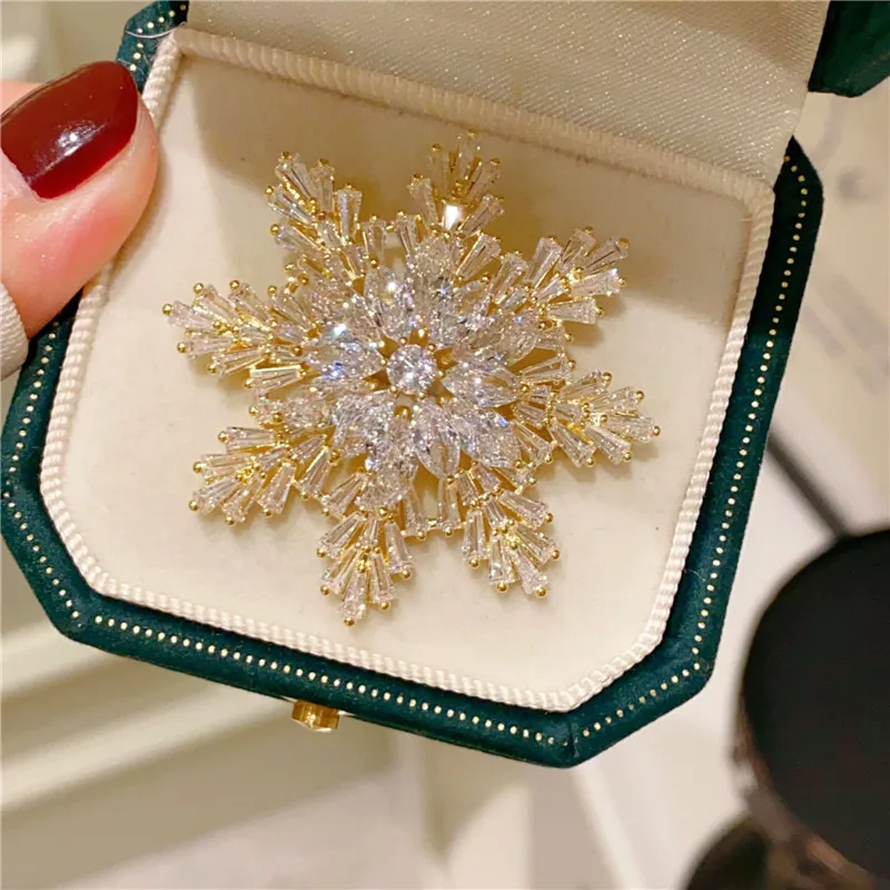 CC Sparkly Brooches Snowflake Shape Gold Silver Color Suit Pins Super Flash Corsage Exquisite Suit Pin Dating Essentails B313