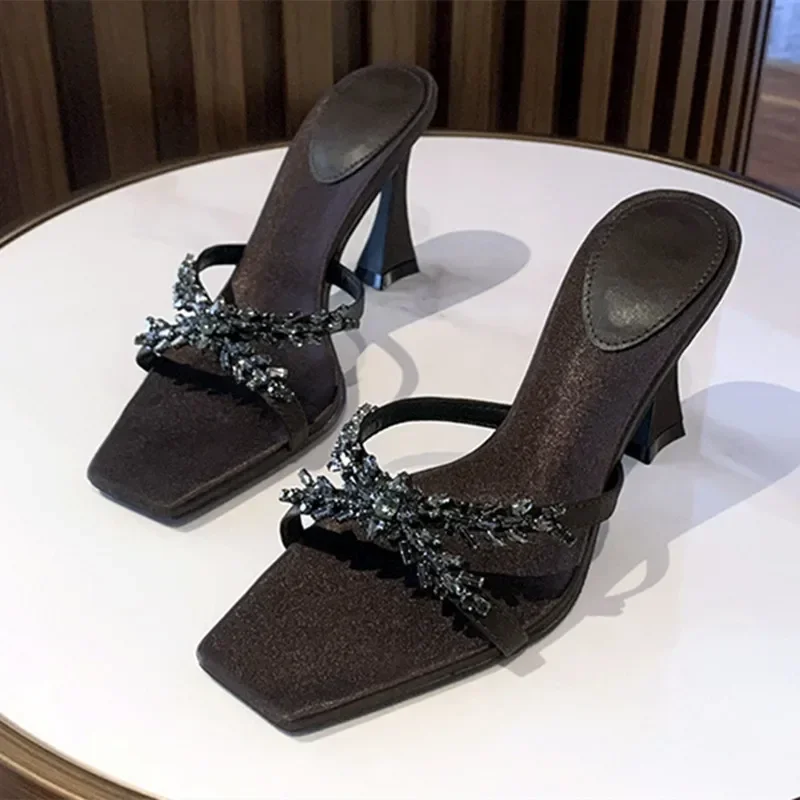 

Роскошные шелковые тапочки со стразами на тонком каблуке, женские сексуальные шлепанцы с открытым носком и перекрестной завязкой, брендовые шлепанцы, элегантные вечерние модельные туфли