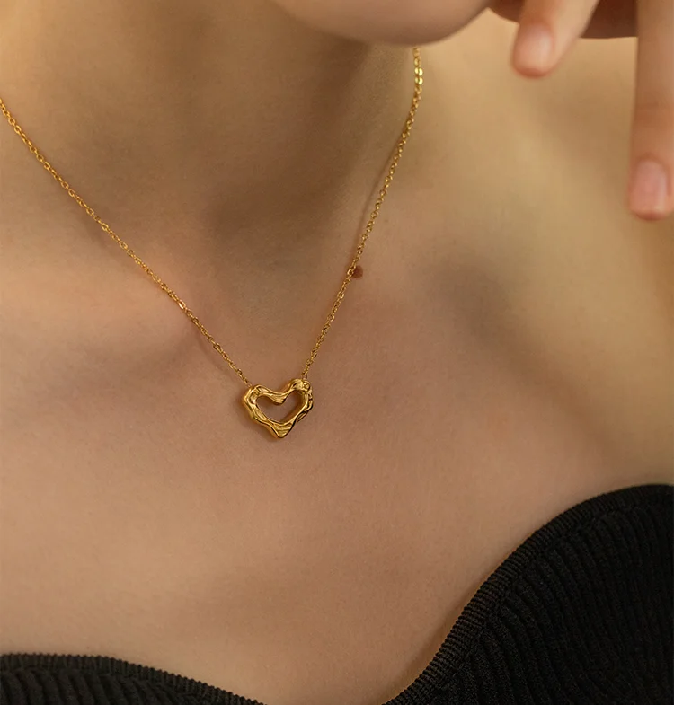 

Titanium With 18K Gold Cutout Heart Necklace Women Jewelry Runway Party Japan Souch Korea Fashion
