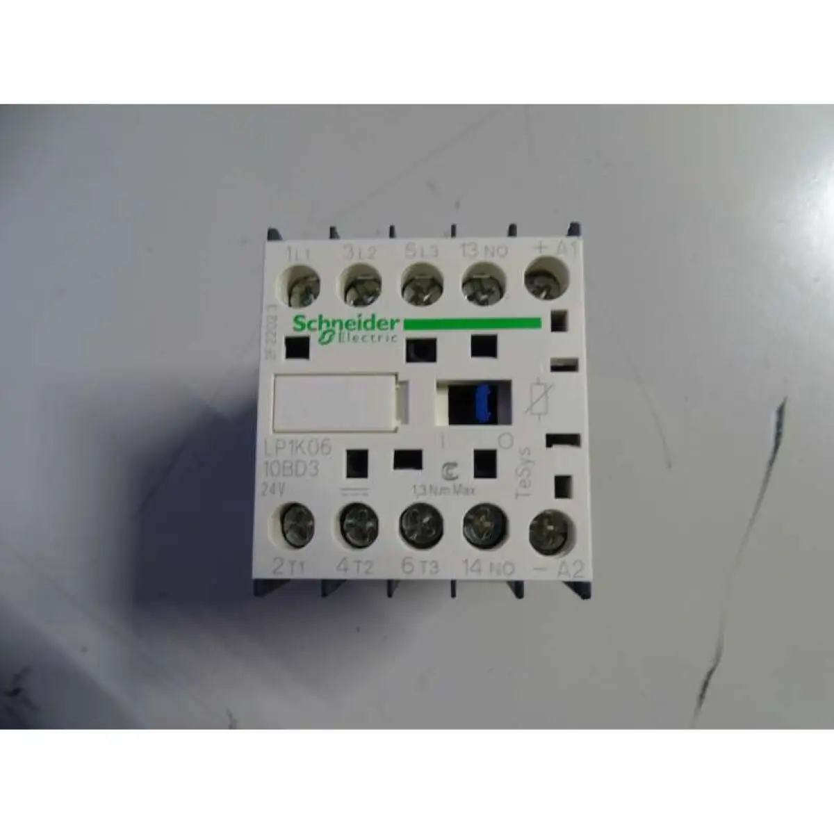 

LP1K0610BD3 LP1-K0610BD3 contactor - 3P - AC-3 = 440 V 6 A - 1 NO aux. - 24 V DC coil