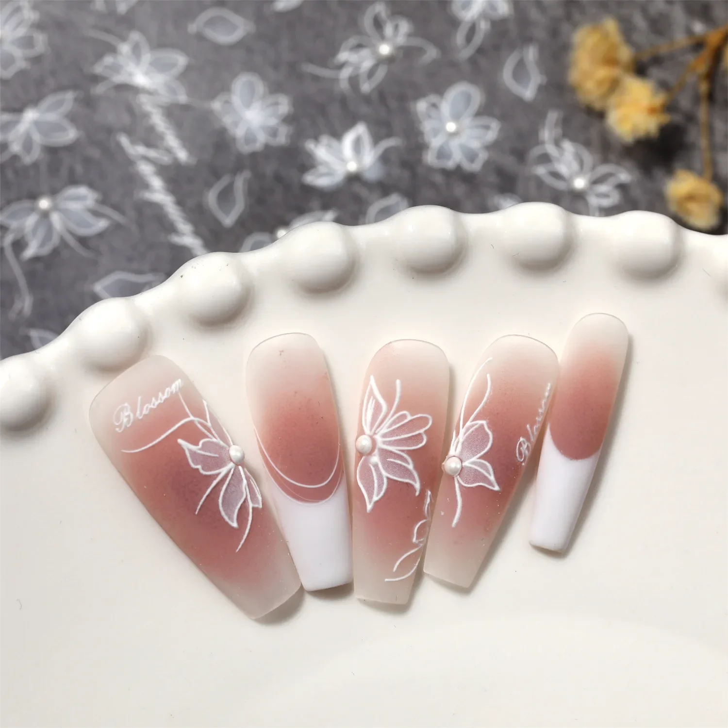 1 Set 5D Geprägte Perlen Elegante Weiße Blumen Nagelaufkleber Vielseitige Florale Selbstklebende DIY Maniküre Nagelkunst Deko-Ornamente
