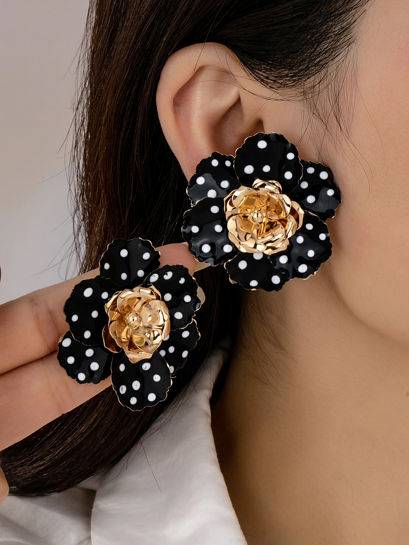 1 Pair of Vintage-Style Multi-Layered Three-Dimensional Polka Dot Flower Earrings, with Enamel Petals Featuring White Dots on a Black Background on the Outer Layer and a Three-Dimensional Golden Flower Stamen Design on the Inner Layer, Suitable for Evening Wear, Parties, and Dinner Parties