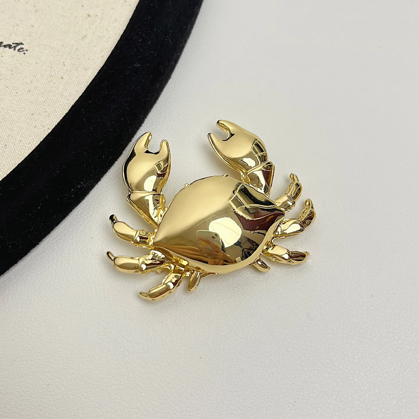 

Эксклюзивная брошь-краб, высококачественная изысканная брошь с зеркальным блеском, аксессуар для делового костюма и пиджака