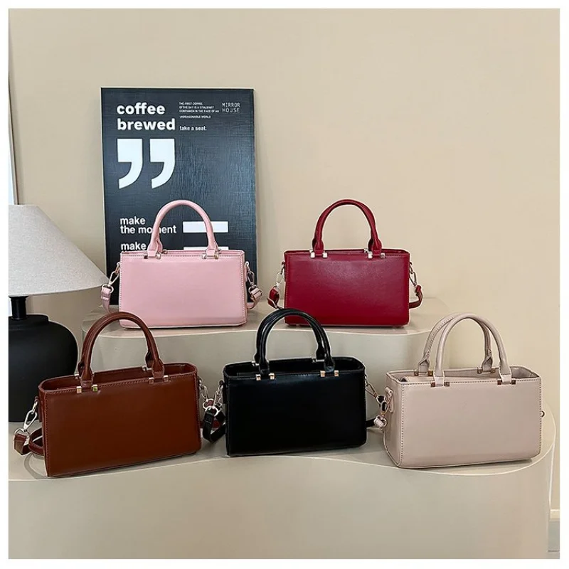 

Ladies Messenger Bag Made Of Premium Leather Boasting Casual Paris Neat Spacious Soft Daily Modern Style​