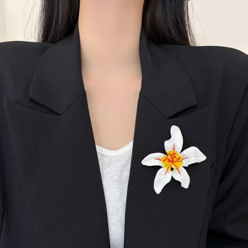 

French Vintage Style Metal Brooch for Women's Jewelry Unique Design White Floral Enamel Lilies Daily Commute Accessory