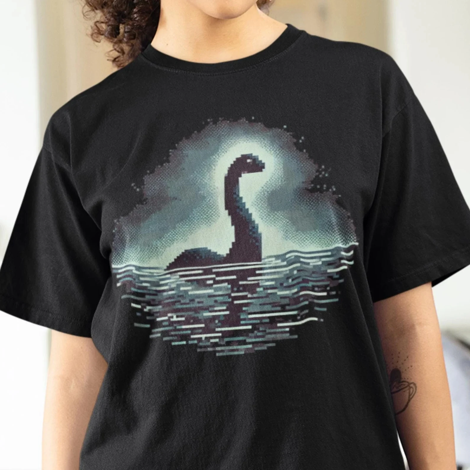 تي شيرت Nessie Loch Ness Monster تي شيرت Cryptid Pixel Art تي شيرت مخلوق غامض للجنسين قطن تي شيرت هدية مثالية لمحبي علم التشفير