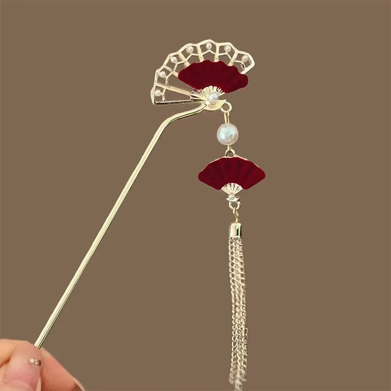 دبوس شعر شرابة على شكل مروحة حمراء على الطراز الصيني الجديد مع نمط عتيق وملمس راقي دبوس شعر من القطيفة على شكل وجه الحصان وغطاء للرأس