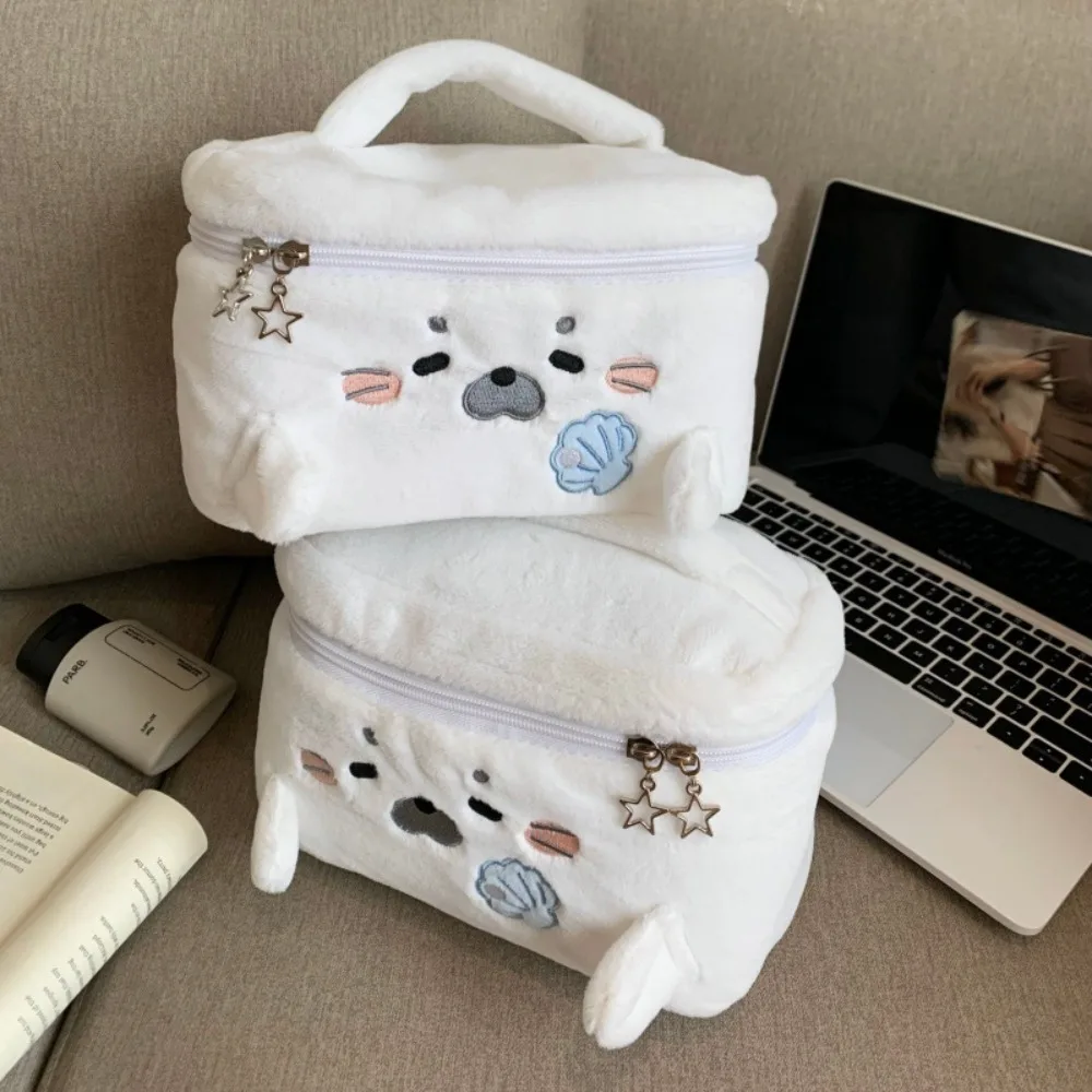 Fluffy Little Seal Make-up-Tasche, großes Fassungsvermögen, tragbare Kosmetiktasche, tragbare Reisetasche mit Stickmuster, Mehrzweck-Toilettentasche – Detail 4