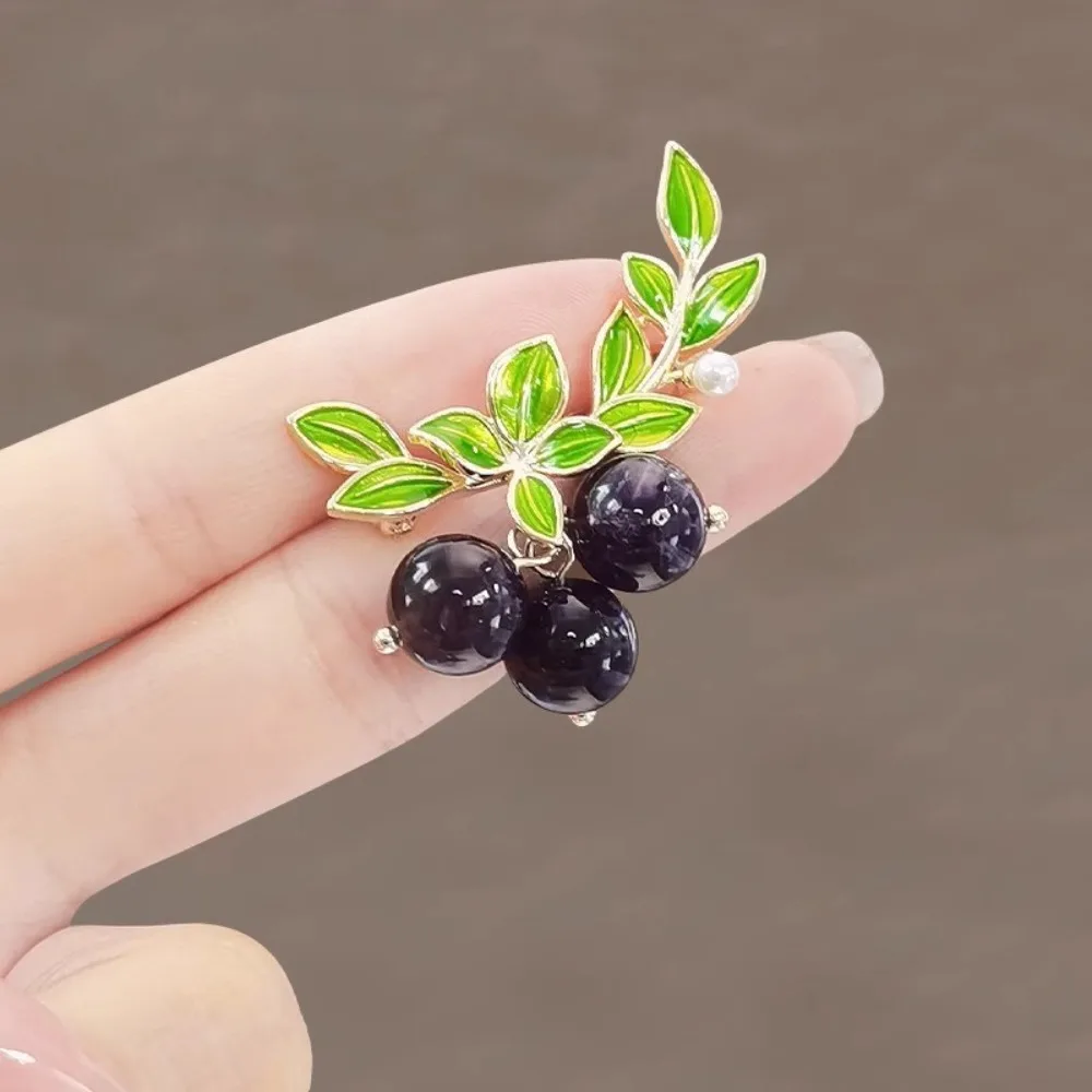 Creative Cute Acrylic Blueberries Brooches for Women Men Lovely Green Enamel Leaf Lapel Pin Clothing Suit Accessories Jewelry