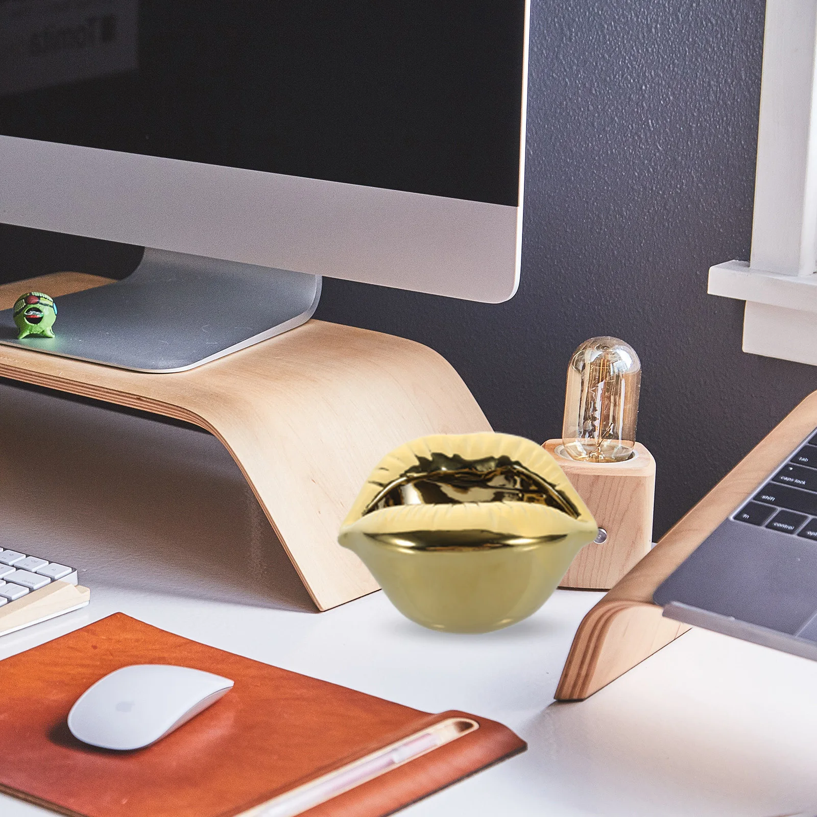 

Cigarettes Novelty Ashtray Cemeric Customized Fancy Car Decorative Ceramic Mouth