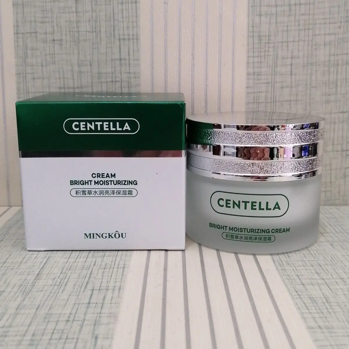 ครีมบำรุงผิวหน้าเซนเทลล่า อควา โกลว์ 50 กรัม ช่วยเติมความชุ่มชื้นและบำรุงผิว ฟื้นฟูผิวและล็อคความชุ่มชื้น ​