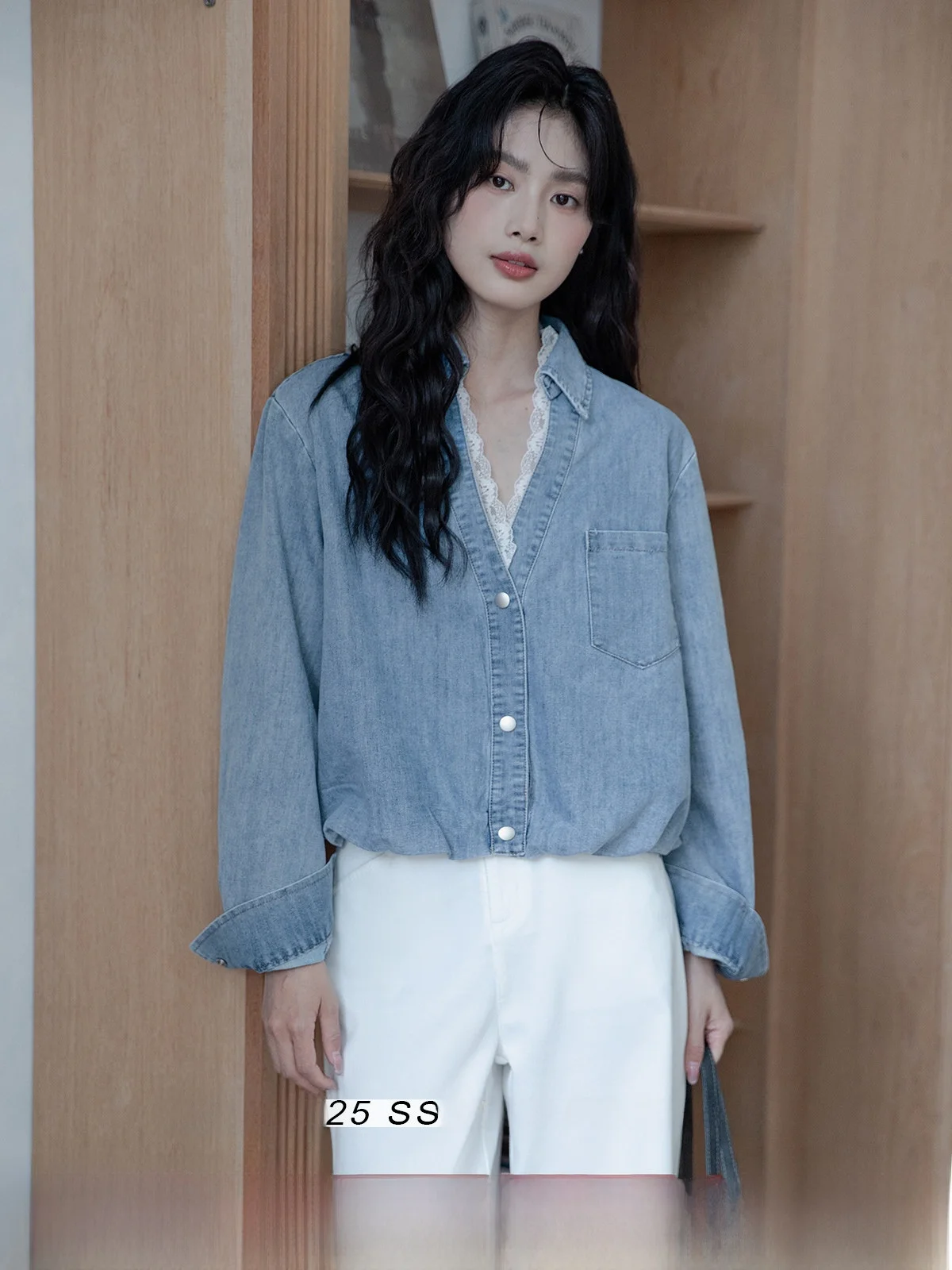 

Корейская джинсовая рубашка с V-образным вырезом и кружевной отделкой, женская, с длинным рукавом, летняя, стильная, для делового повседневного образа, модный топ