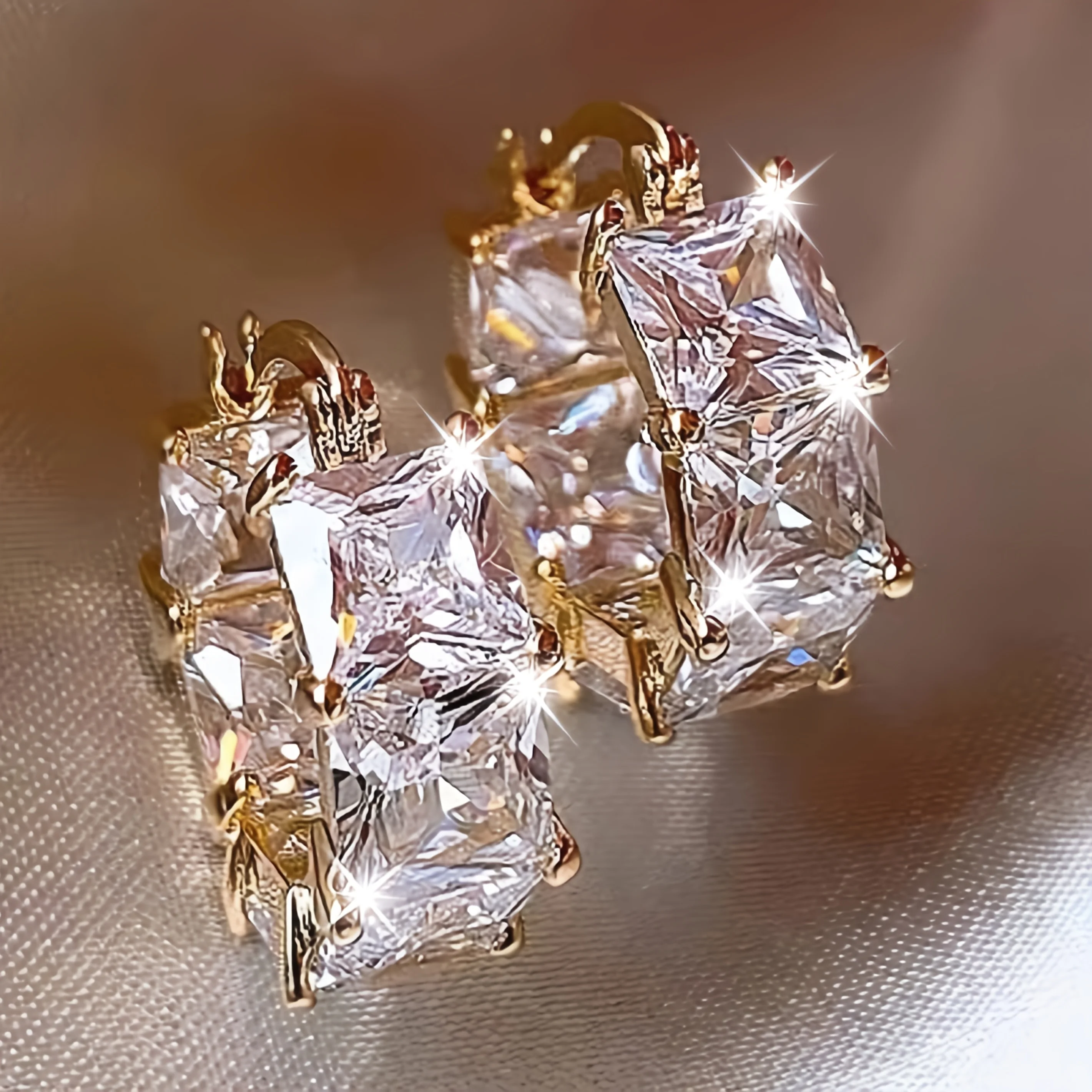 1 pair of three-dimensional crystal square inlaid earrings - Luxurious and fashionable style - An eye-catching accessory for high-end occasions such as dinner parties, weddings, and fashion parties