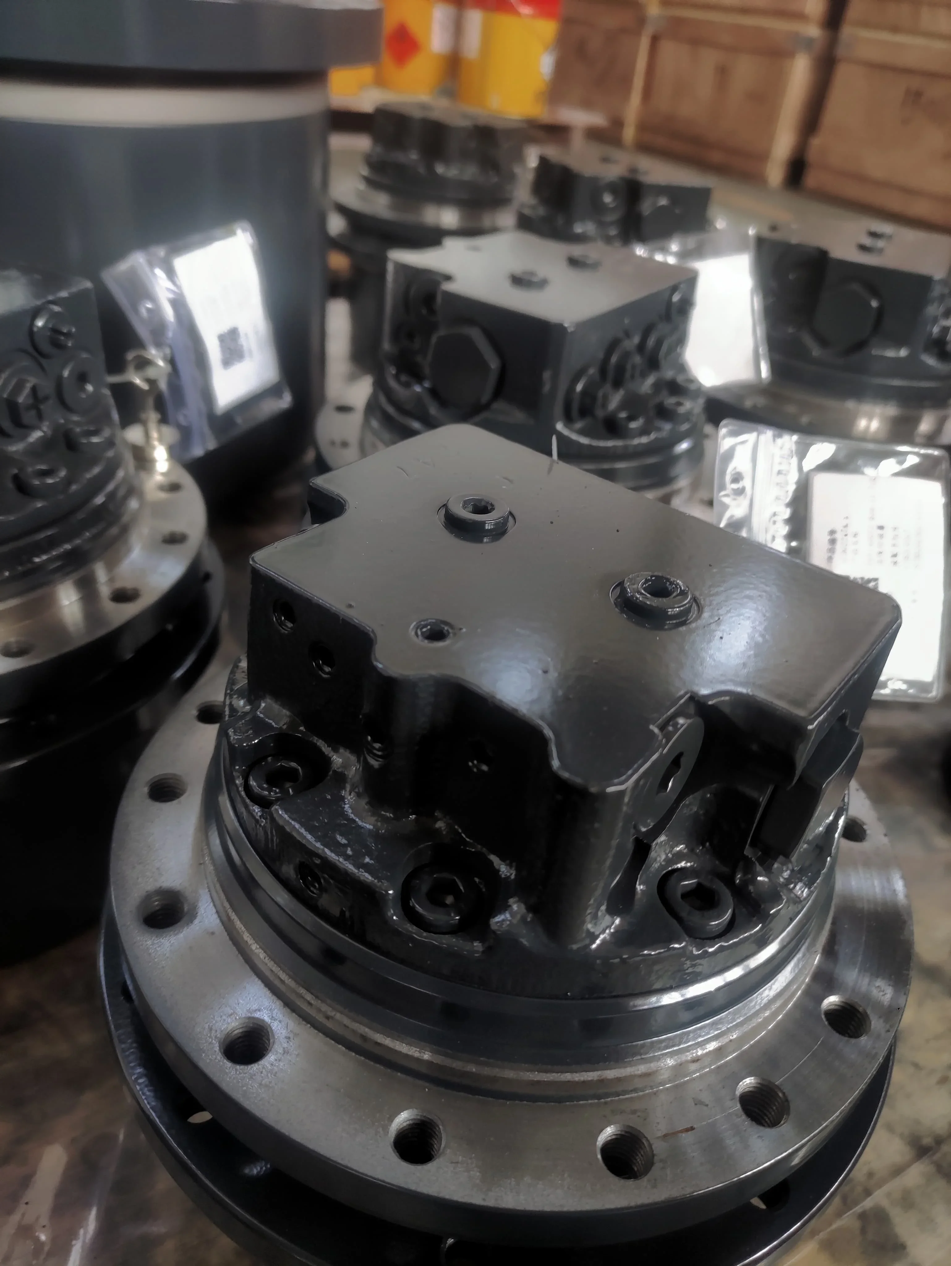 OEM Digger Crane Coal Excavator Travel Motor, Crawler Hydraulic Drive Main Reducer Low Speed High Torque for Winch