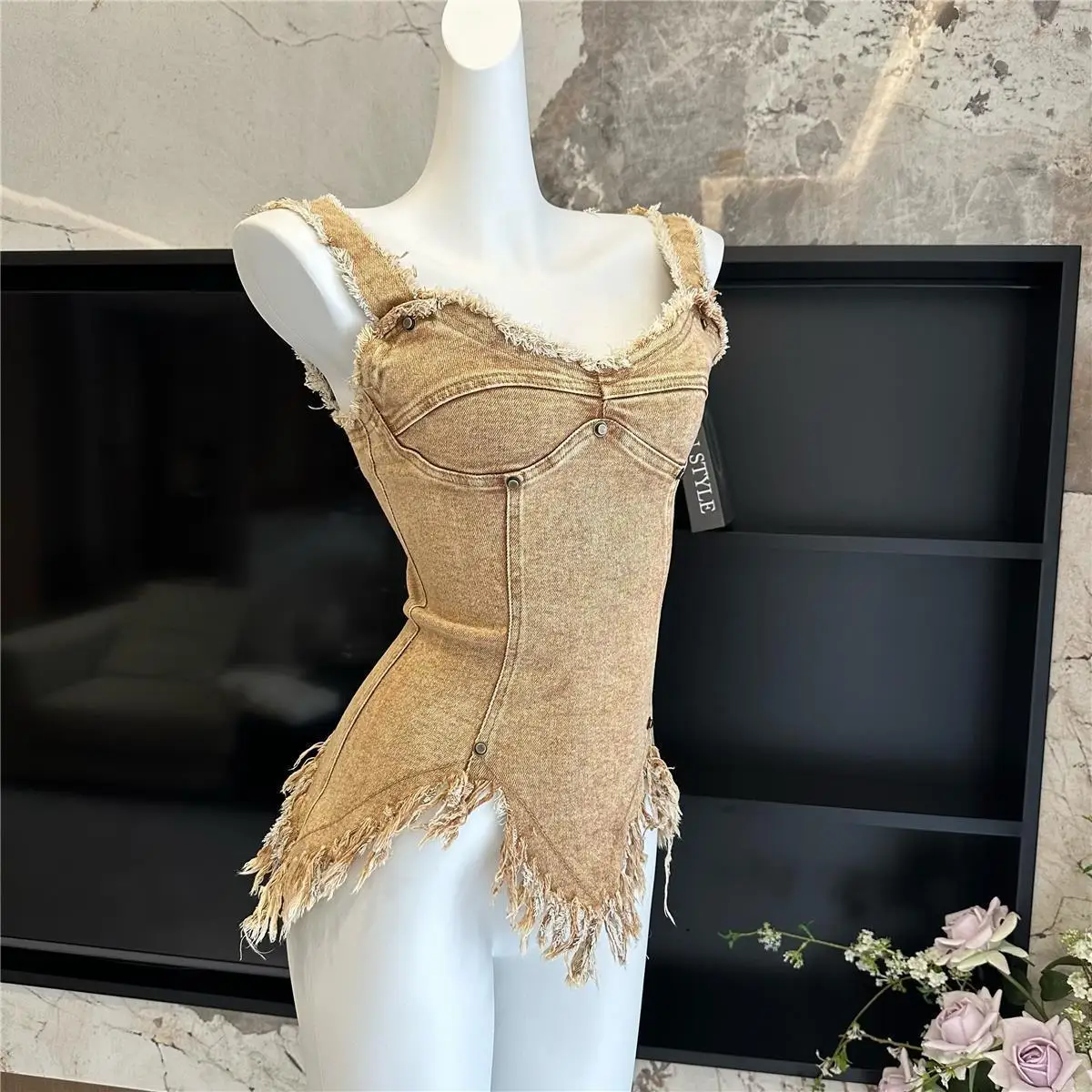 

Сексуальный комплект из джинсовой укороченной кофточки в стиле ретро и пышной юбки: облегающий топ на бретелях с пышной юбкой для модниц