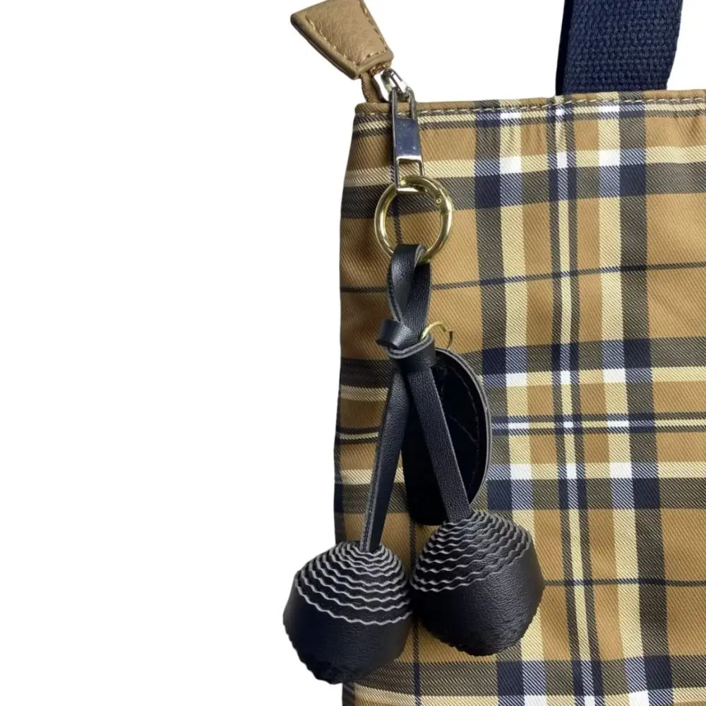 سلسلة مفاتيح من الجلد الكرز - سحر حقيبة مصنوع يدويًا مع تفاصيل لحم ذات طبقات، إكسسوار فريد وأنيق للحقائب! #4