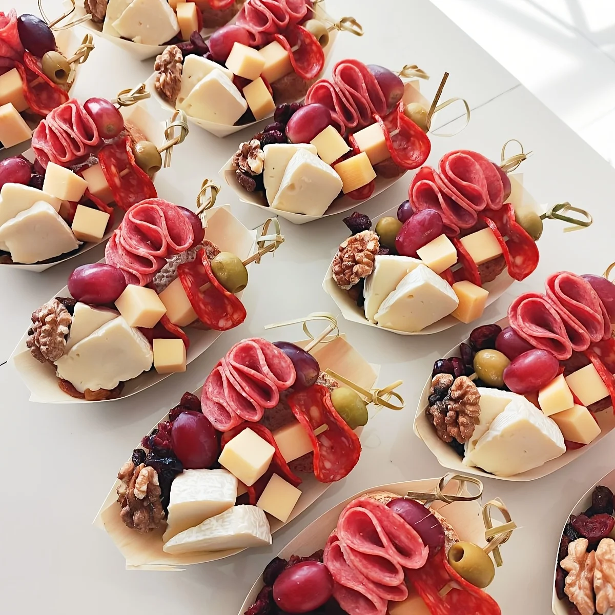 50/75/100/150 Pieces Disposable Serving Trays with Bamboo Sticks - Includes 25/50 Wooden Boat-Shaped Trays and 25/50/100 Bamboo Sticks, Can Be Used to Create Mini Charcuterie Plates, Appetizer Plates, Party Decoration Plates, and Are Available in Multiple Quantities for Perfect Pairing, Suitable for Appetizers, Cooked Cheeses, Snacks, and Are Ideal for Party Events, Outdoor Weddings, Family Entertainment, Etc