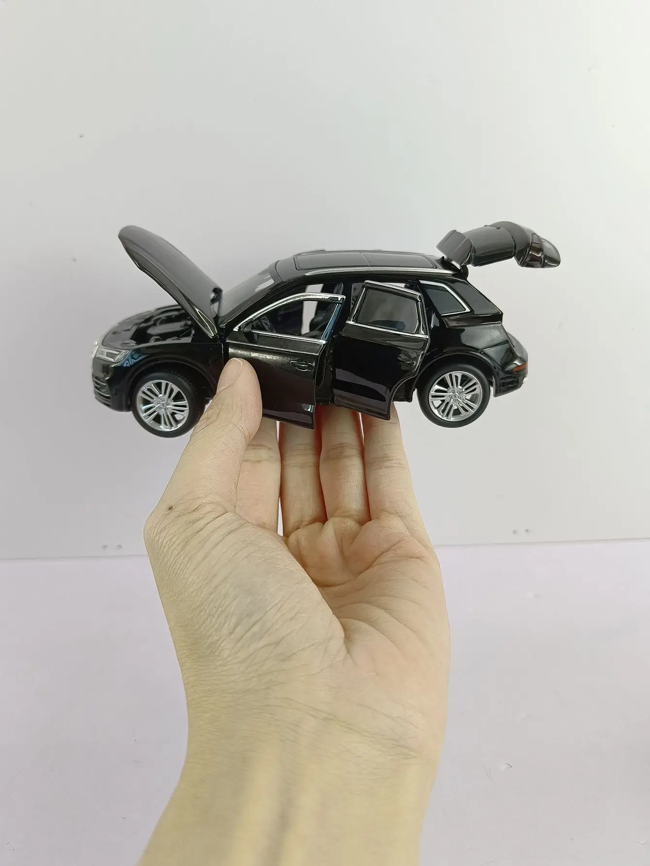 1:32 AUDI Q5 SUV Alloy Car Model Diecasts Metal Toy Vehicles Car Model Simulation Sound And Light Collection Childrens Toy Gifts