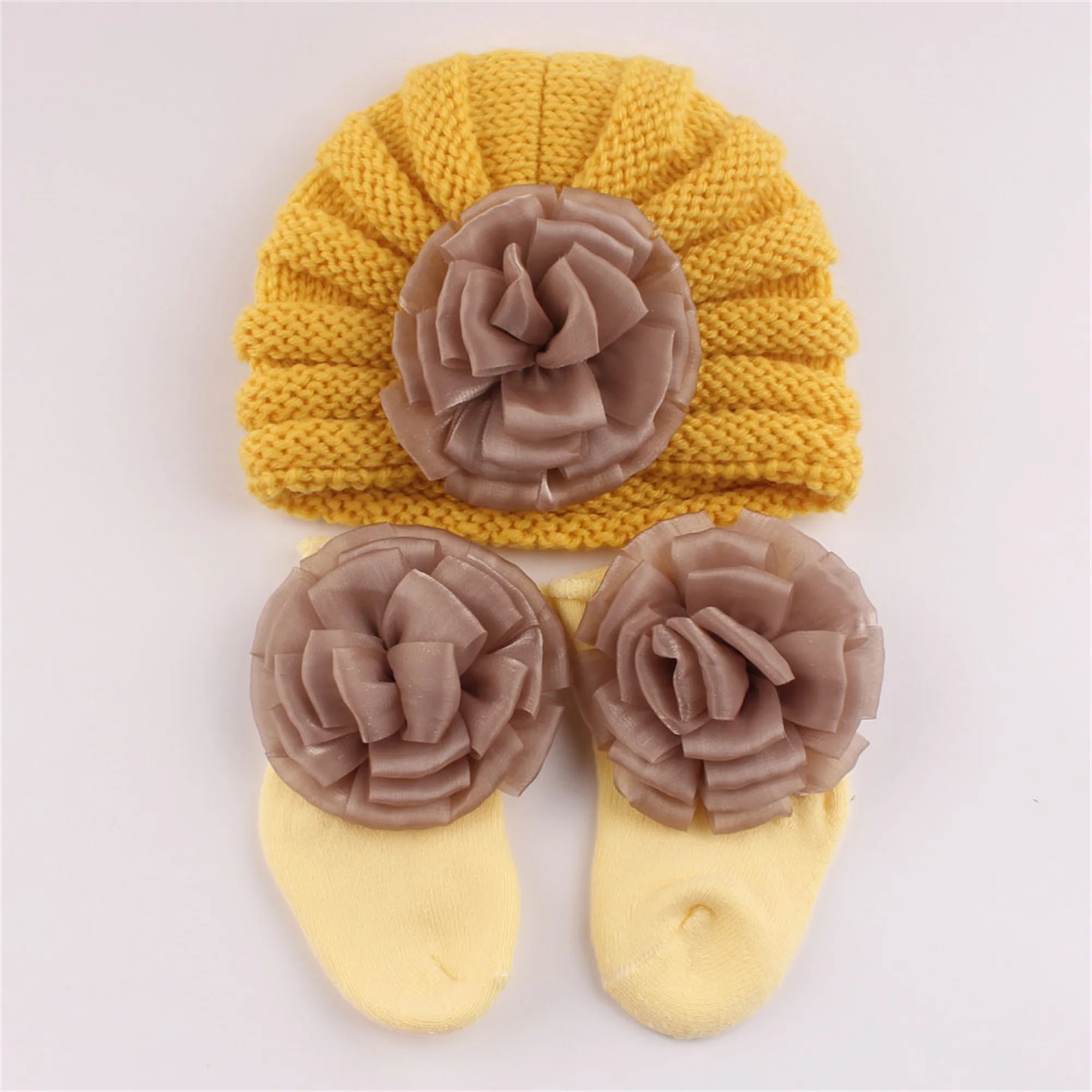 愛らしい女の赤ちゃん用ニット帽と靴下のセット、繊細な花柄の刺繍入り - 居心地の良い幼児用冬用ビーニーとブーティ