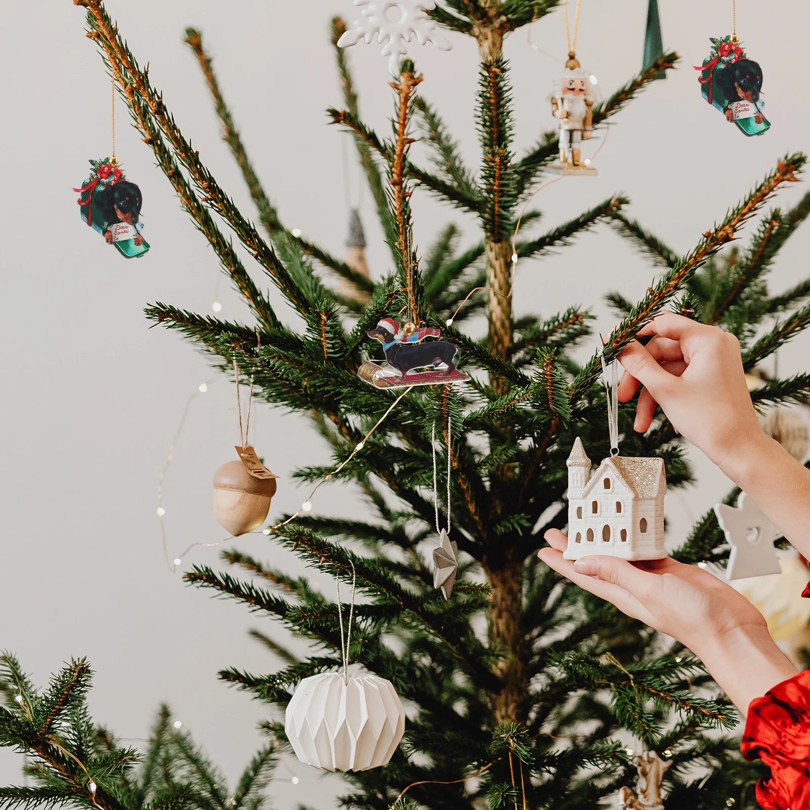 

2Pcs Xmas Dachshund Ornaments Sausage Dog Acrylic Christmas Tree Hanging Pendant Car Decor Home Party Decoration