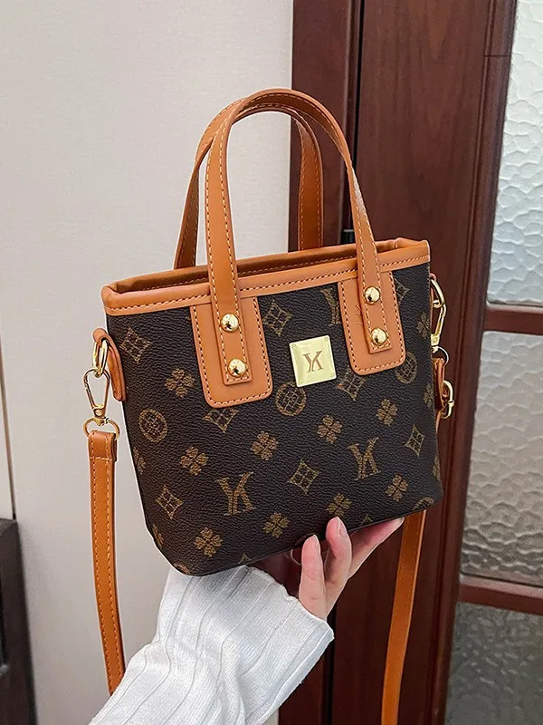 bolso-de-mano-tipo-cubo-pequeno-con-estampado-de-logotipo-retro-herrajes-en-tono-dorado-y-placa-metalica-bolso-cruzado-informal-para-uso-diario-y-citas
