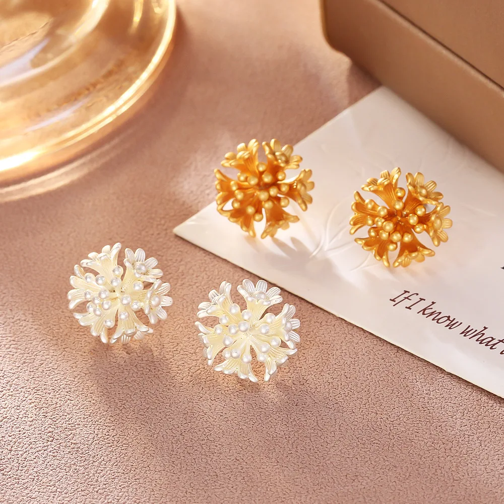 

Fashionable and exquisite geometric three-dimensional flower earrings, high-end daisy earrings, niche luxury earrings