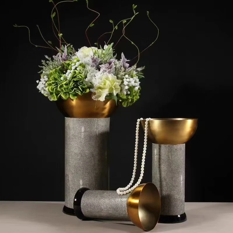 

Modern Nordic Home Cylinder Wedding Decorations Factory Supplies Clear Flower Glass Metal Leather Vase with Glass Floor Vase