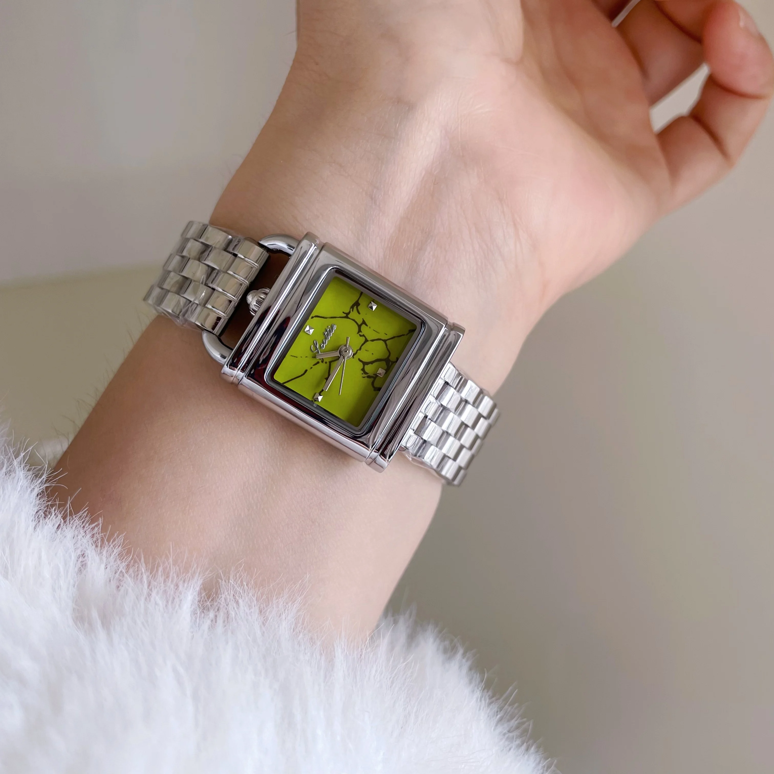Exquisite women's wristwatchsquare steel bandstylish quartz watch, 2025 new model, high-end selection, a perfect gift for women.