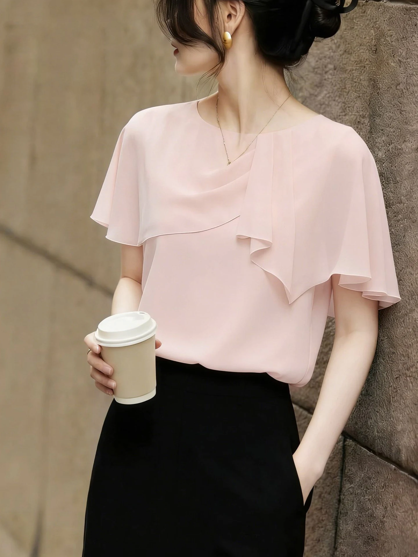 

Elegant Short Sleeve Women's Chiffon Shirt Comfortable Skin-Friendly Korean Style Commute Fashionable Tunic Top Summer 2026