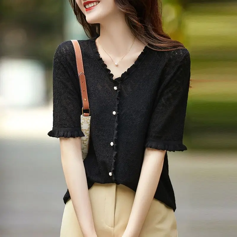 

Женская футболка из ледяного шелка с полыми деревянными ушками и короткими рукавами, новинка лета 2024, свободный вязаный топ с v-образным вырезом и французским жемчугом на пуговицах