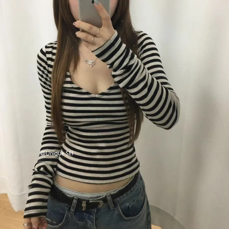 تي شيرت عتيق بدون ظهر برباط متقاطع مثير بأكمام طويلة تي شيرت نسائي 2026 ربيع جديد ملابس الشارع الشهير برقبة على شكل حرف v ملابس علوية مخططة بألوان متباينة