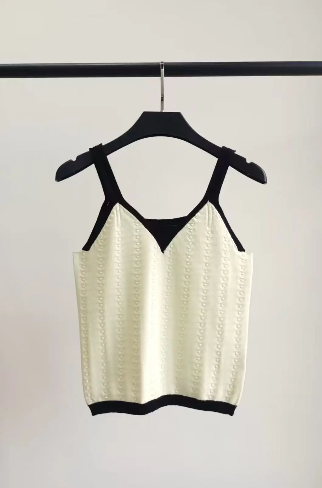 Contrasting-color V-neck knitted halter top with sheer mesh detailing - a luxurious short-sleeved top with exquisite style.