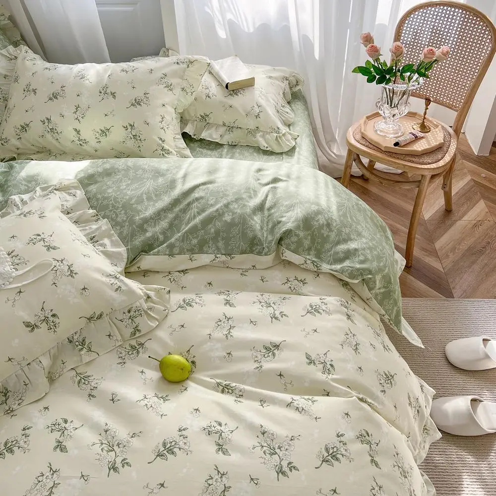Juego de edredón floral beige y verde de tamaño completo, juego de ropa de cama de 3 piezas con encaje fruncido y diseño reversible