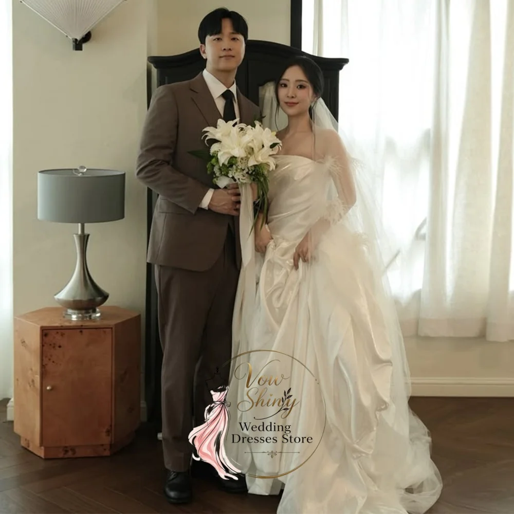 Vow Shiny Elegant Ivory Korean Off-Shoulder Ball Gown Wedding Dress with Feather Trim and Tulle Skirt for Bridal Ceremony