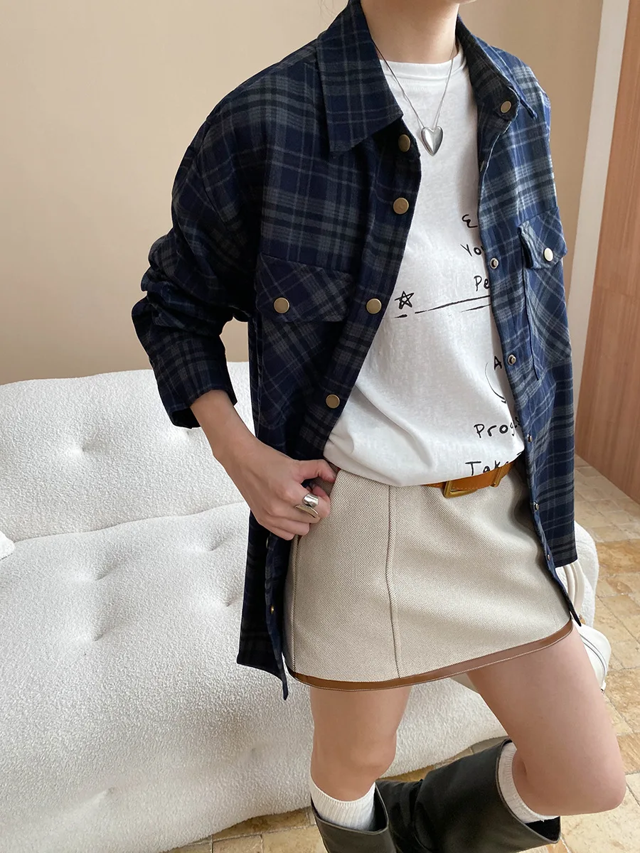 

Autumn and winter women's casual plaid lapel long sleeved pocket decoration loose shirt