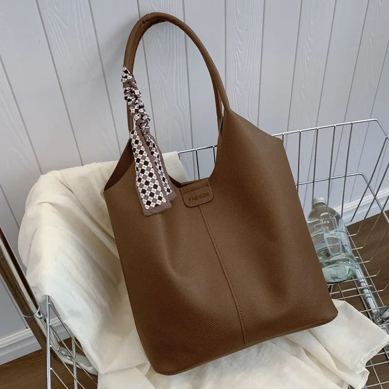

Fashion Shoulder Underarm Bag Versatile Commuter Bucket Bag