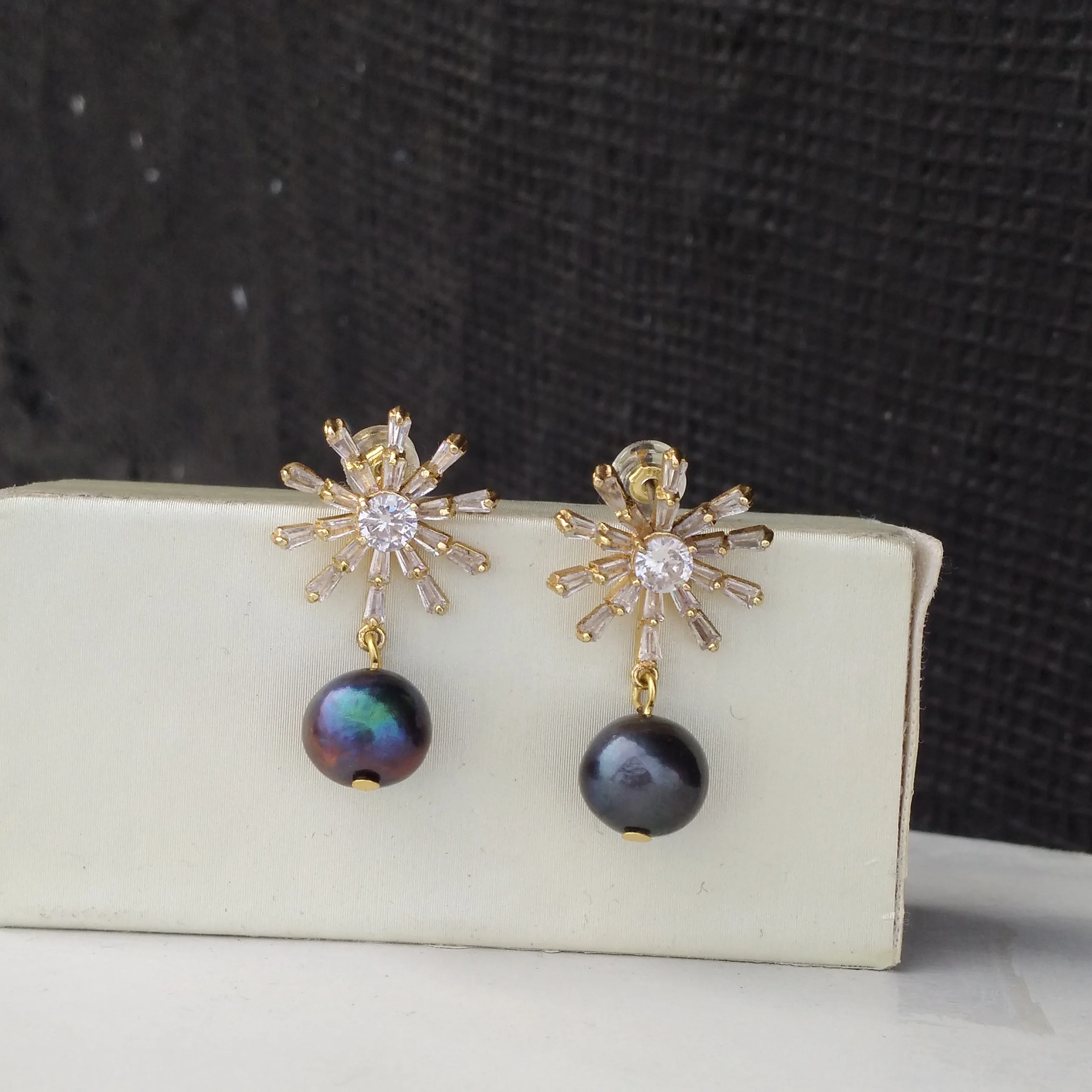 

Charming 9-10mm Black. Blue. South Sea Round Pearl Dangle Stud Earring
