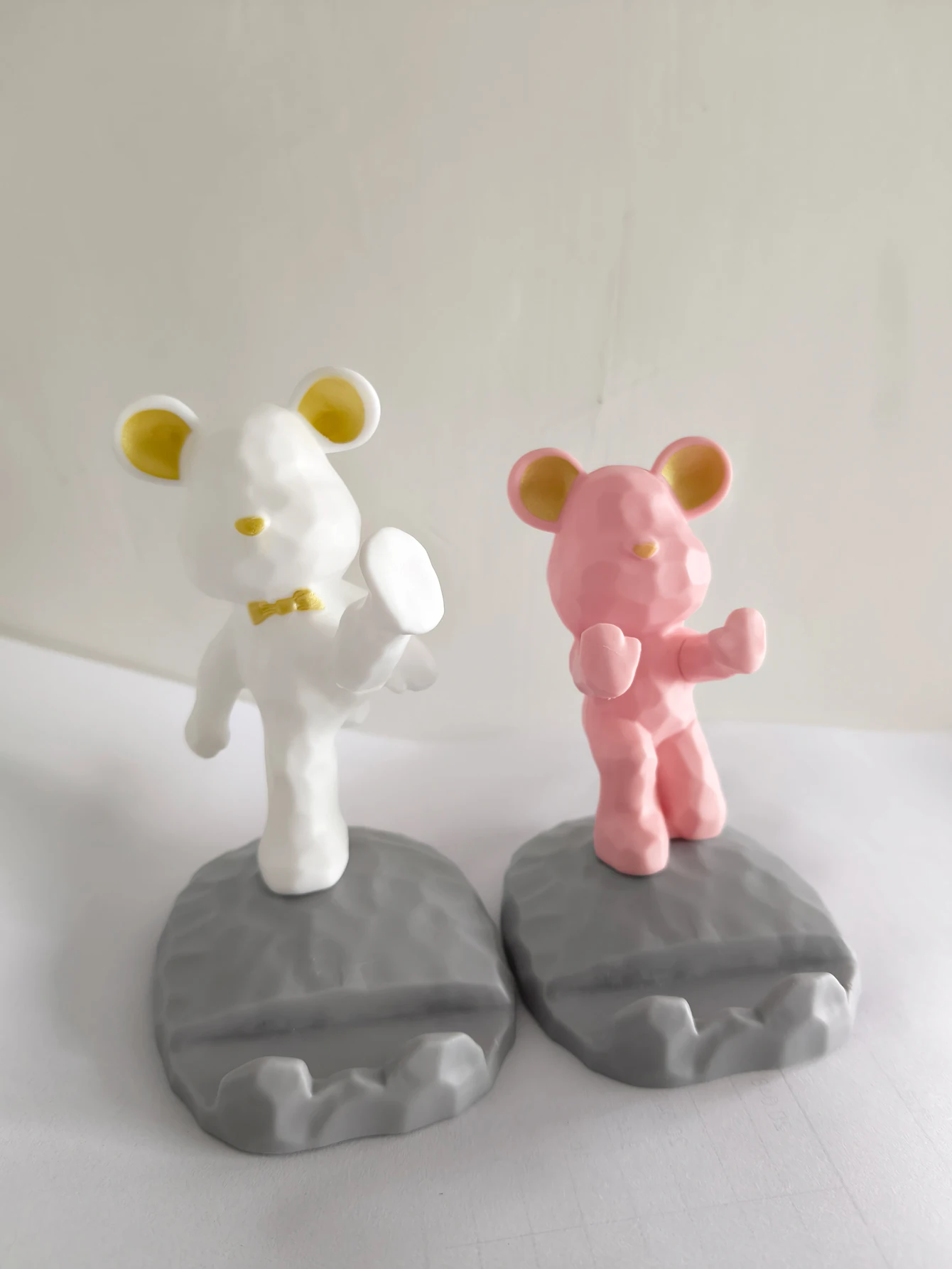 

1, держатель для телефона в форме милого медвежонка, подходит для рабочего стола, гостиной, спальни, женских подарков, рождественских подарков