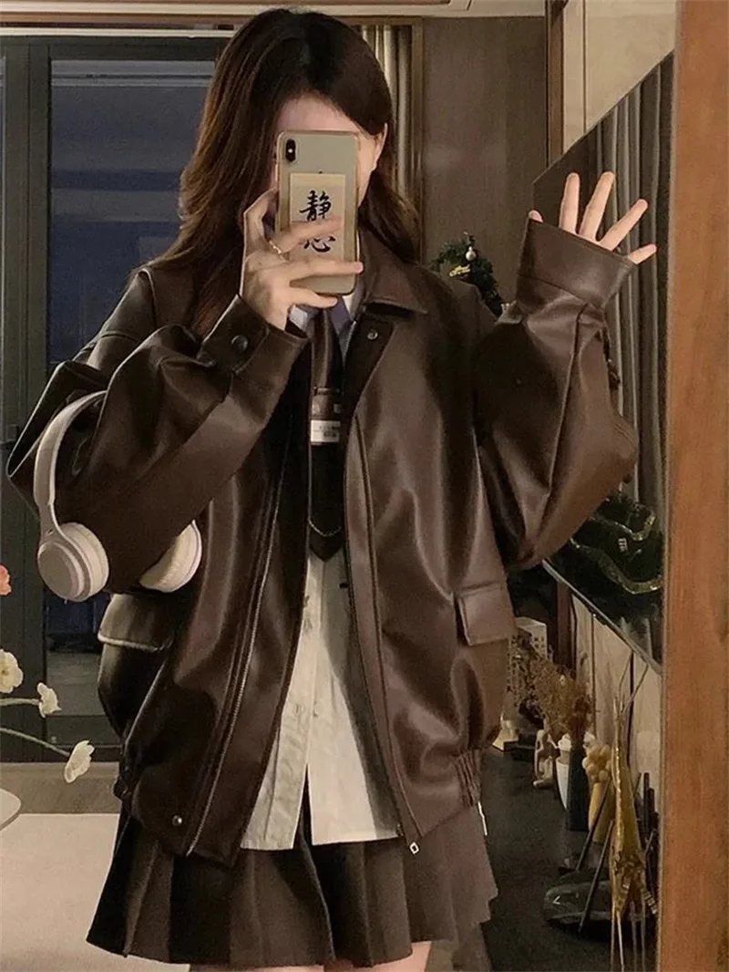 Usando uma jaqueta de couro para mulheres no outono e inverno solta e casual estilo Hong Kong vestindo uma motocicleta jaqueta de couro PU