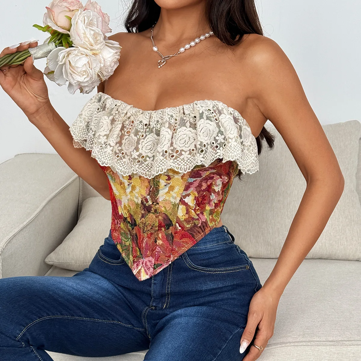 

Скульптурный жилет с замысловатым жаккардовым узором, топ-камизоль с эффектом масляной живописи, ультратонкий кружевной контрастный танк-топ, романтический французский бюстье с косточками.